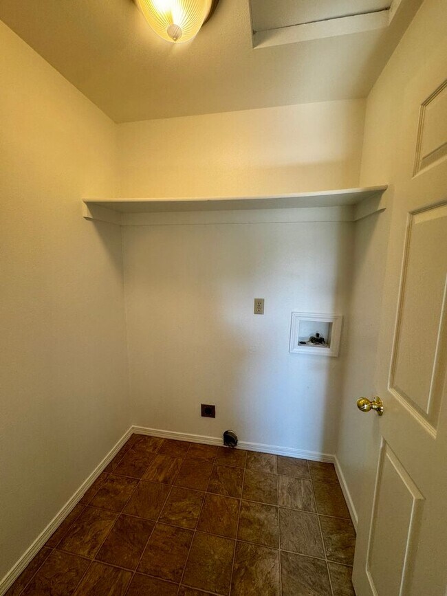 Building Photo - Charming 4 Bedroom close to Patty Jewett Golf Course