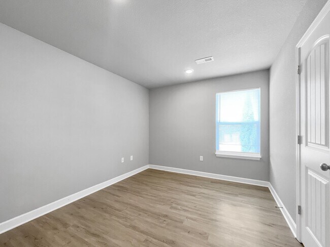 Building Photo - Beautiful Renovated Single Family Home | 3 BR/2BA Duplex| 1-Car Covered Parking |Spacious & Sunny...