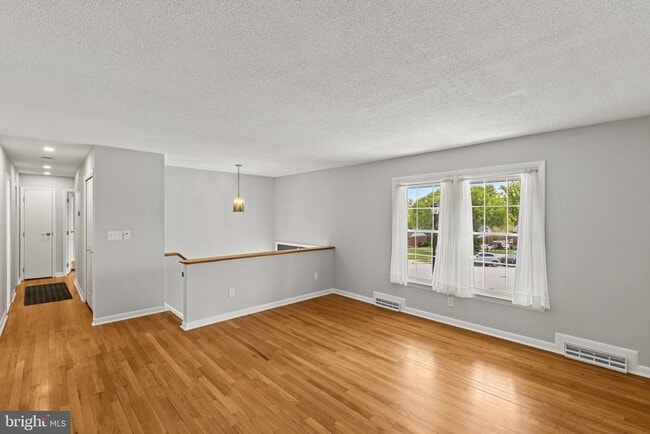 Building Photo - 8006 Woodhaven Ct