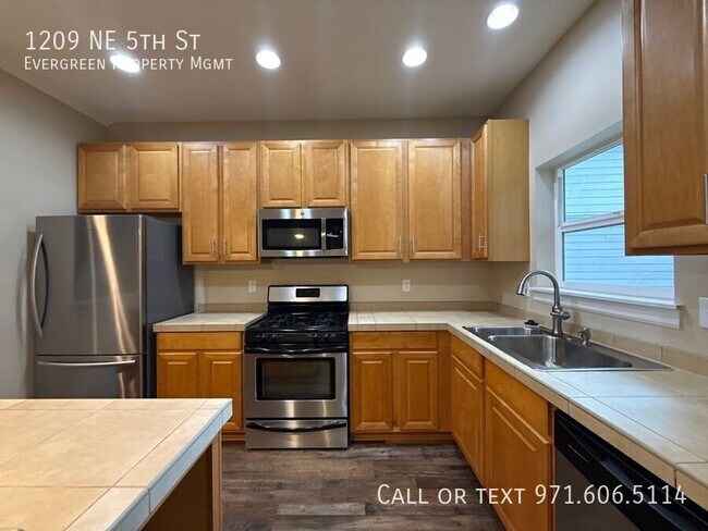 Building Photo - 1209 NE 5th St