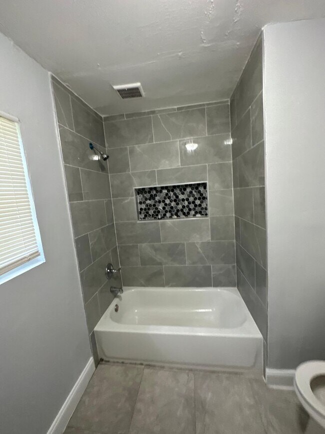 Building Photo - Fully Renovated 3/1 Single Family House Av...