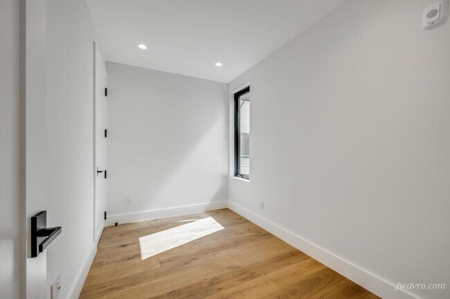 Building Photo - 20 Belcher St