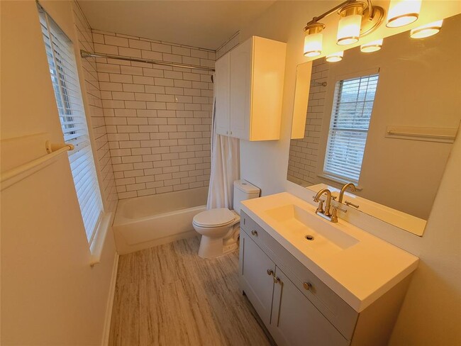 Building Photo - 6703 Hill Oaks Dr