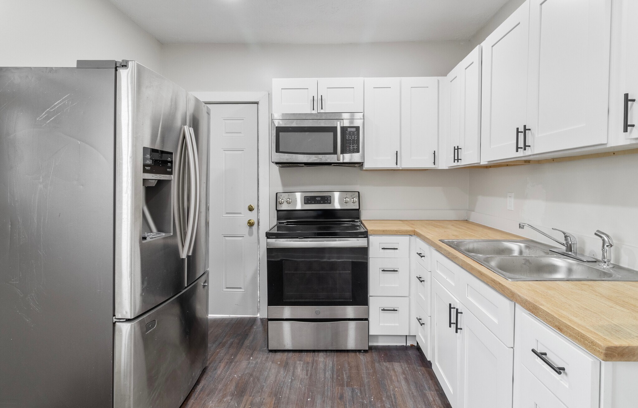 Building Photo - 3312 E 9th St