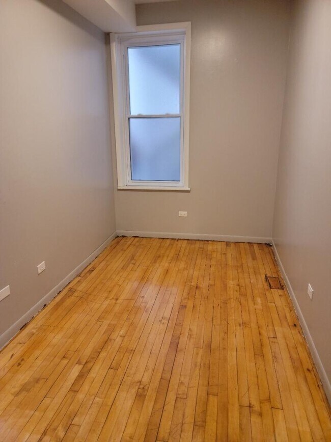 Building Photo - 2952 W Belmont Ave
