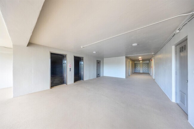 Building Photo - 2681 S Course Dr