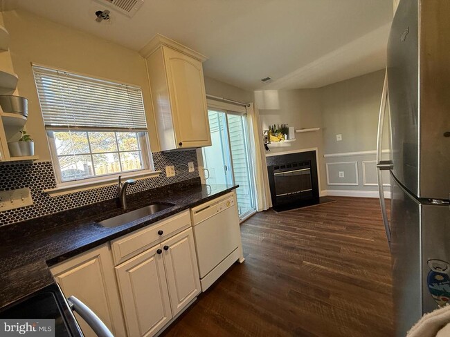 Building Photo - 8702 Village Green Ct