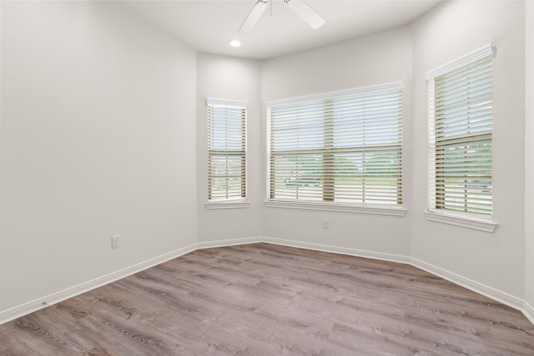 Building Photo - 525 E Spring Valley Rd