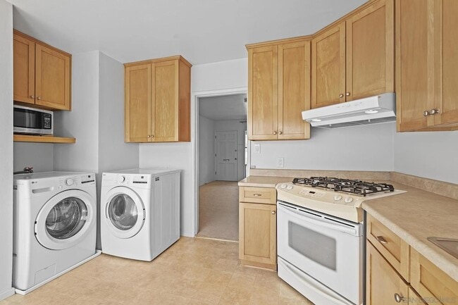 Building Photo - 4851 Iroquois Ave