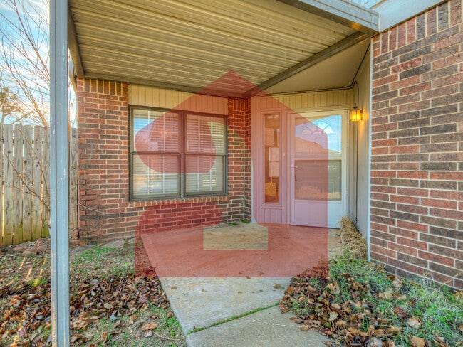 Building Photo - 2708 Silvertree Dr