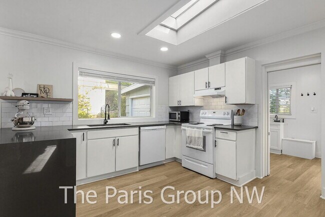 Building Photo - Remodeled Renton Highlands Home * A/C & Great Backyard