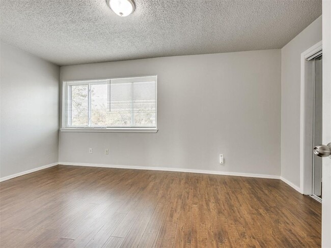 Building Photo - 1402 Bill Carrol Dr