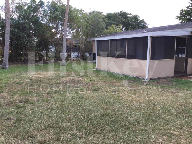 Building Photo - 3549 SW 16th St