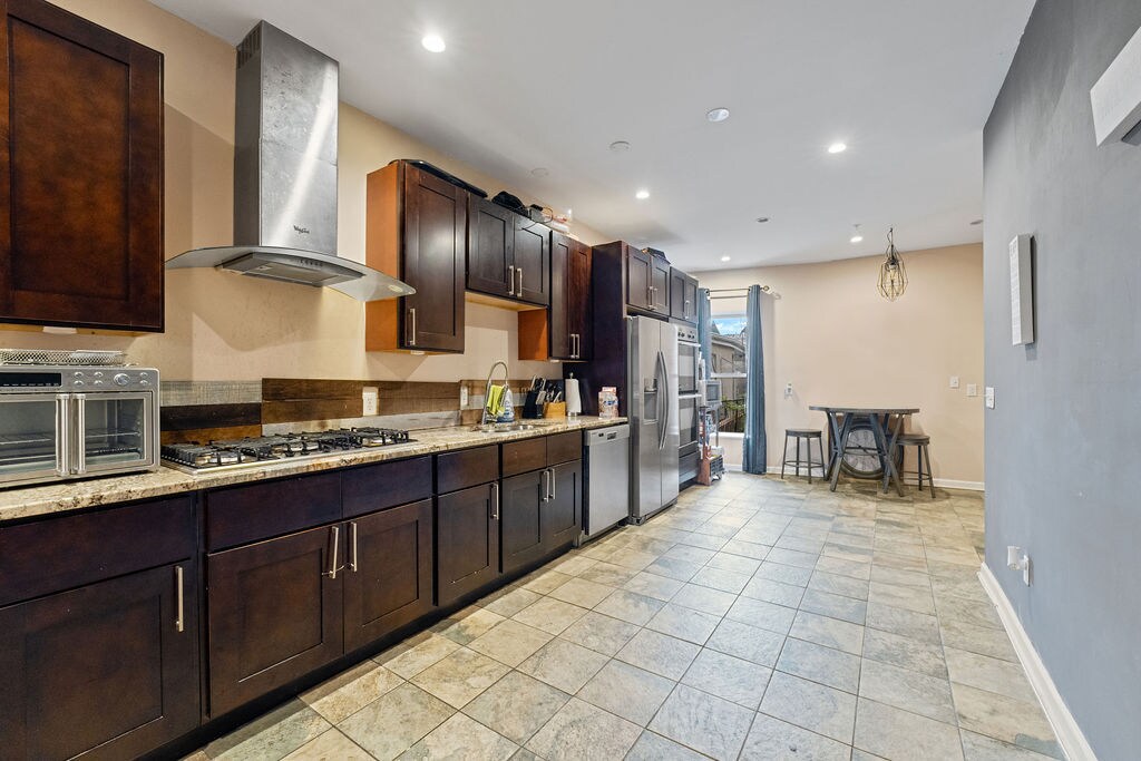 Building Photo - 2124 Bolton St