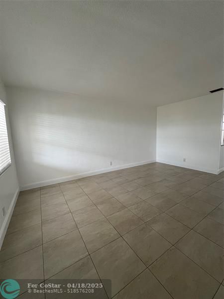 Building Photo - 2550 NE 51st St
