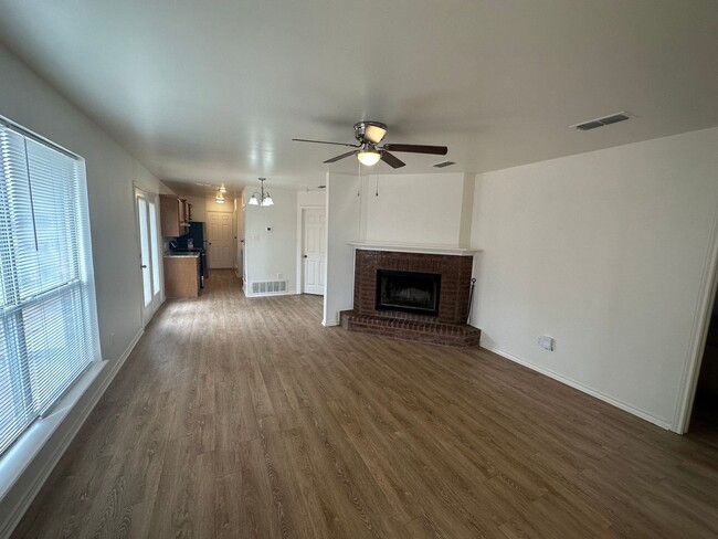 Building Photo - Wonderful updated 2/2/2 off of Milwaukee!