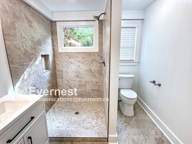 Building Photo - 4-Room Home in Prime Location Near Schools...