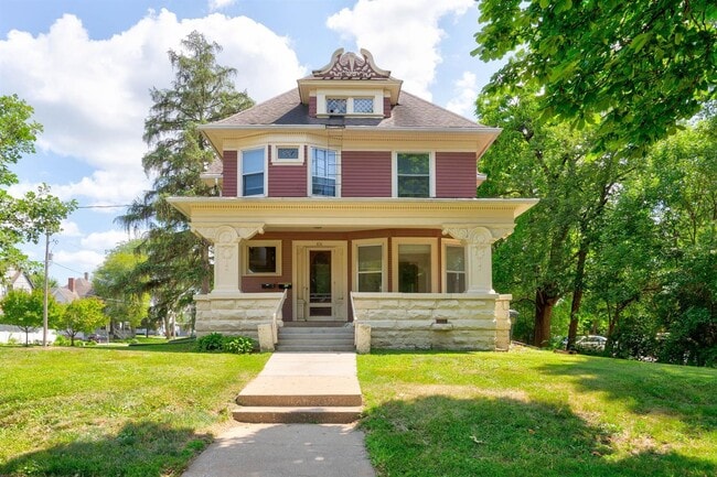 Primary Photo - 831 E College St