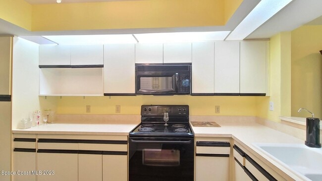 Building Photo - 1211 Country Club Dr