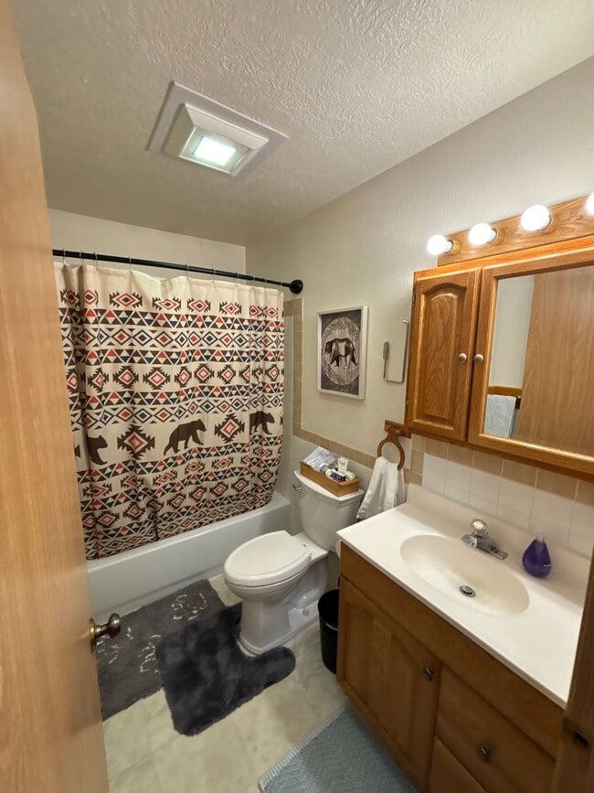 Building Photo - 213 Yukon Dr