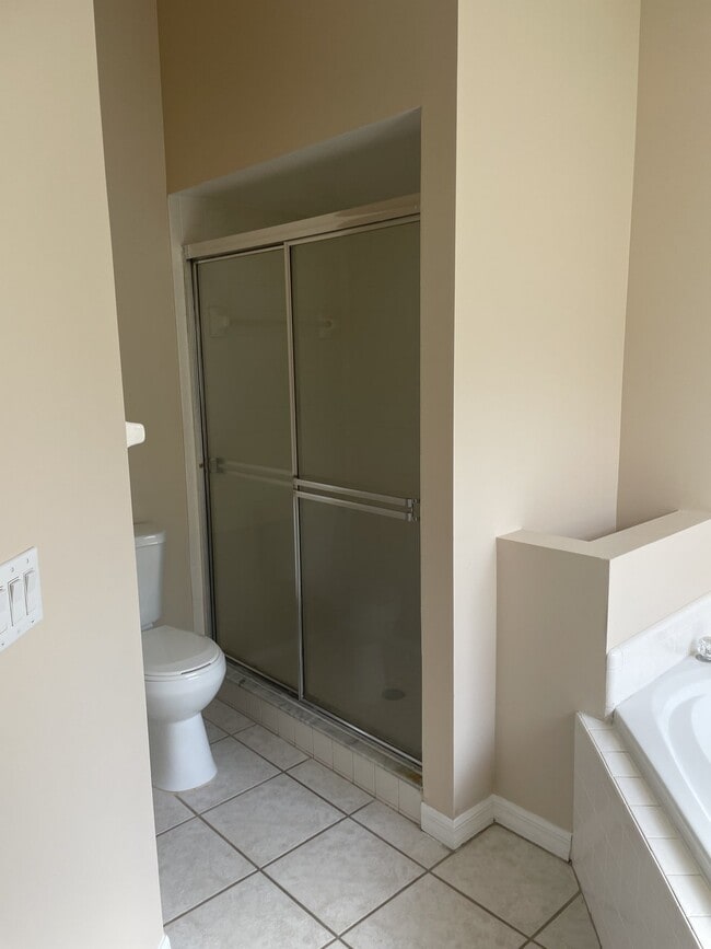 Building Photo - 3 bedroom, 2 bath conveniently located home!