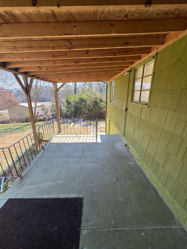 Building Photo - "Charming 3-Bedroom Retreat in Birmingham - Spacious 1920 Sq. Ft. Home on Red Lane Drive!"