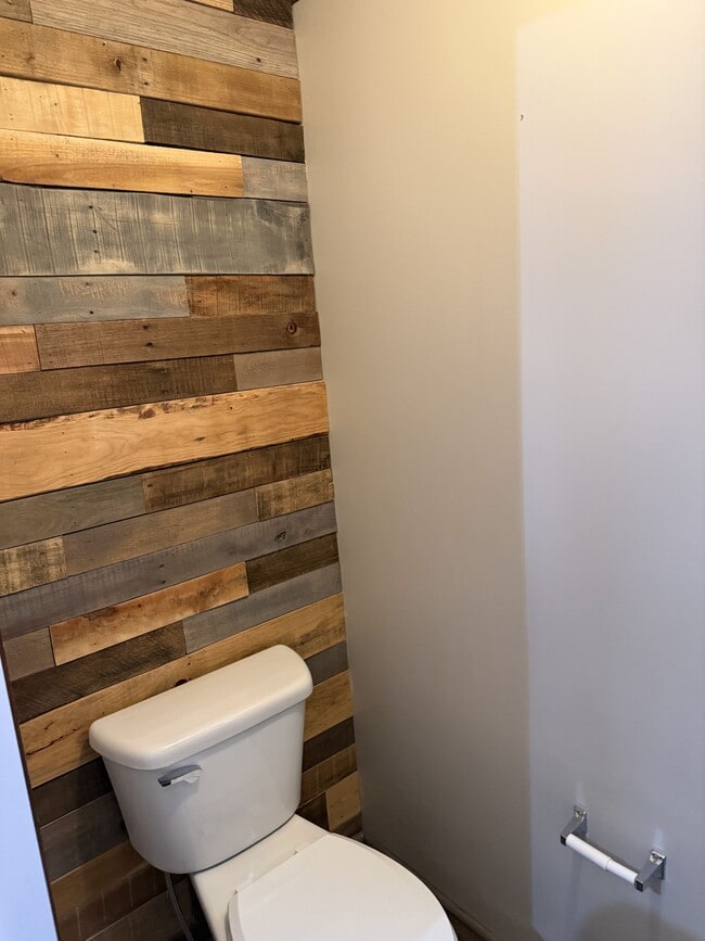 Building Photo - 200 Royalwood St