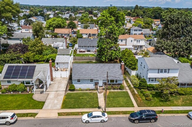 Building Photo - 19 Dakota St