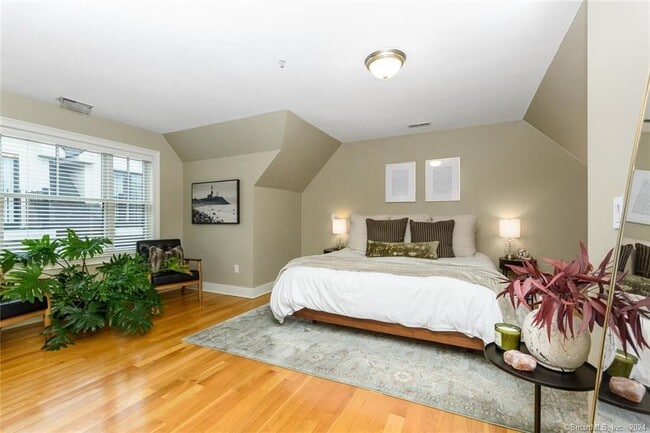 Building Photo - 109 Forest St