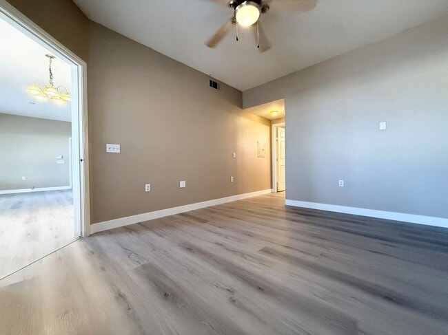 Building Photo - Gated condo boasts 2 bedrooms and 2 bathrooms