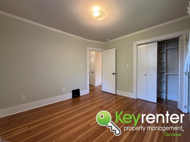 Building Photo - Spacious Craftsman in Lincoln District wit...