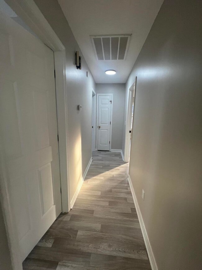 Building Photo - 1240 Inabinet Dr