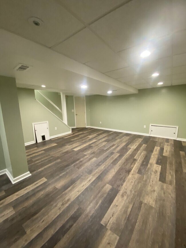 Building Photo - 4 Bedroom/ 2 Bathroom House in Dormont Available 7/1/2026