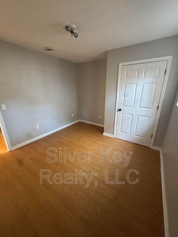 Building Photo - 702 Eastanallee Ave