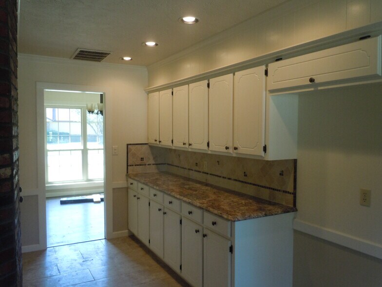Building Photo - 7701 Briarwood Ave