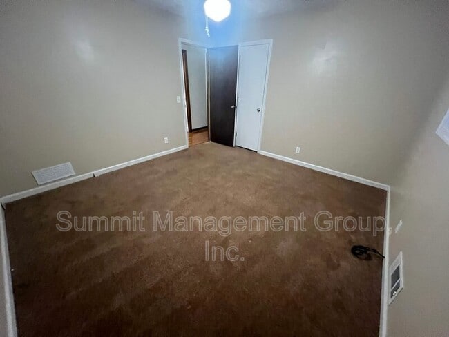 Building Photo - 916 Curry Cir SE