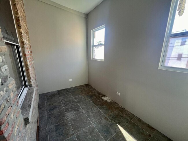 Building Photo - 3855 W Wrightwood Ave