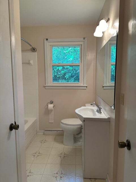 Full Bathroom - 6726 Jasmine Cir