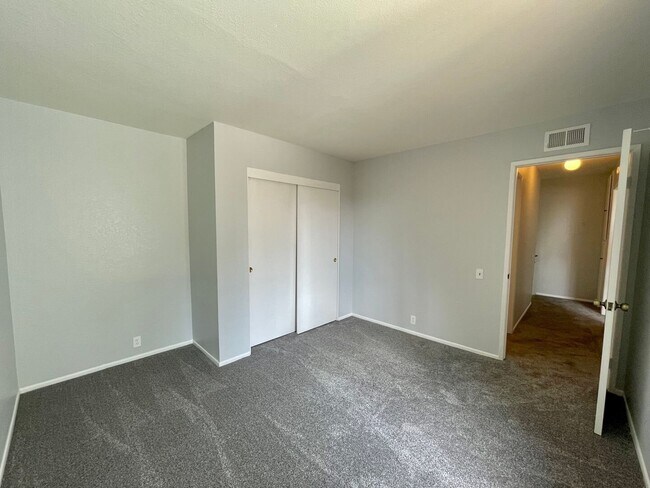 Building Photo - 2 Bedroom + 1.5 Bathroom Condo | Pierpont Beach | Ventura | Unfurnished