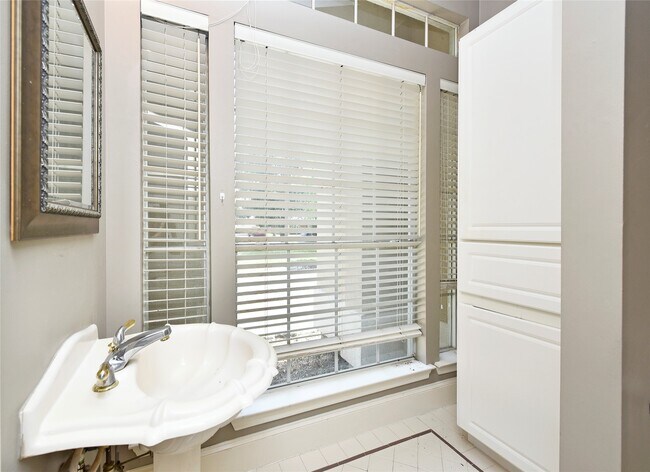 Building Photo - 5830 Hornwood Dr