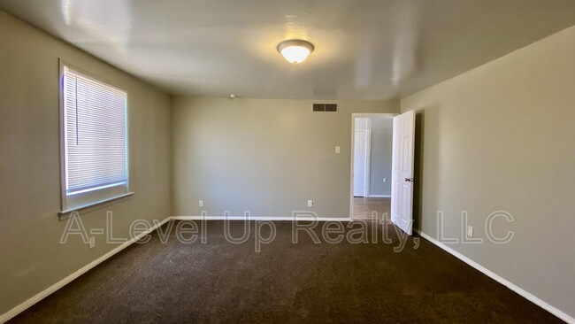 Building Photo - 3909 S 14th Ave