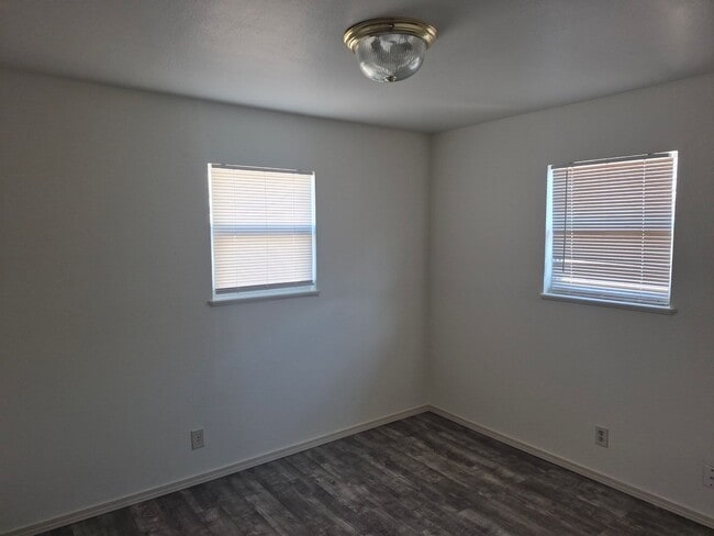 Building Photo - 4- Bedroom 1.5 bath home with over 1400sqft of living space!!