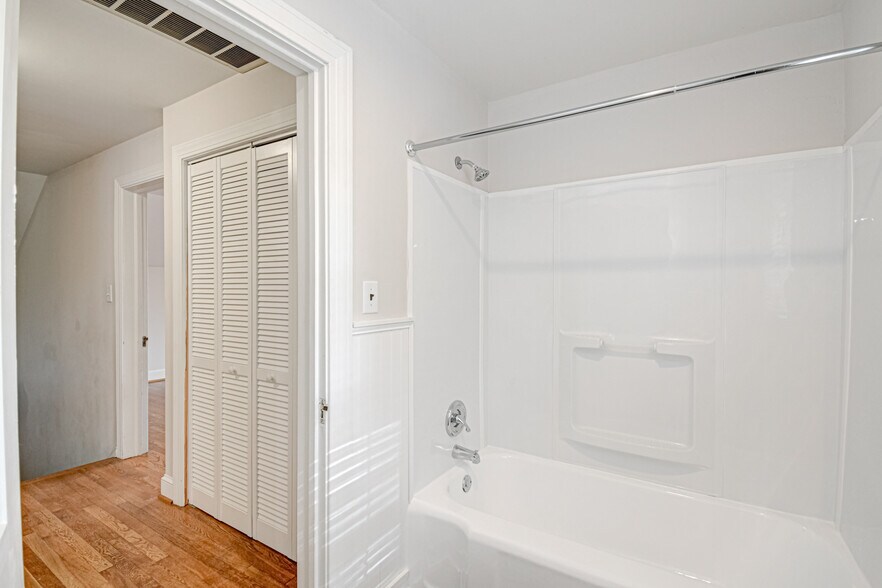 Building Photo - 1612 W 1st St