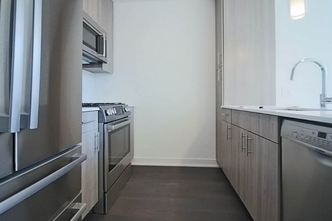 Building Photo - 485 N Park Dr