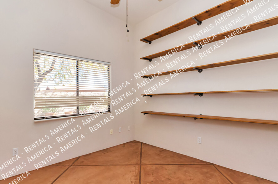 Building Photo - 1711 N Baxter Dr