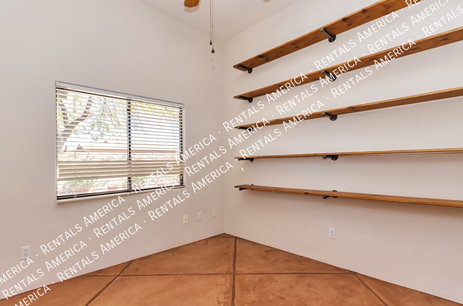 Building Photo - 1711 N Baxter Dr