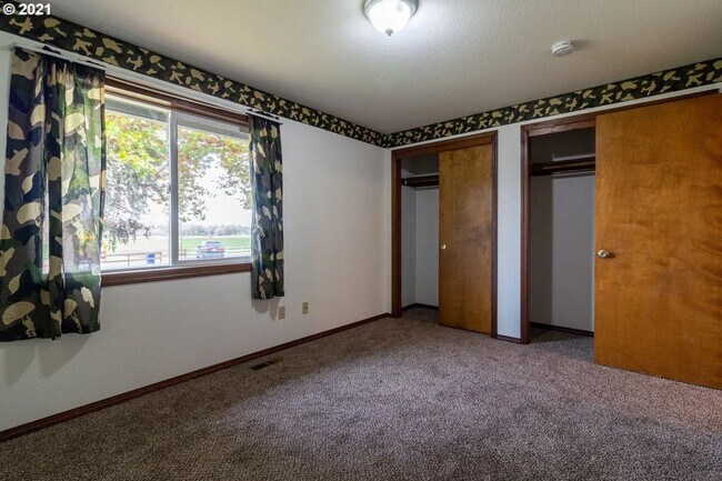 Building Photo - Beautiful Hermiston Home offers a perfect balance of comfort and convenience