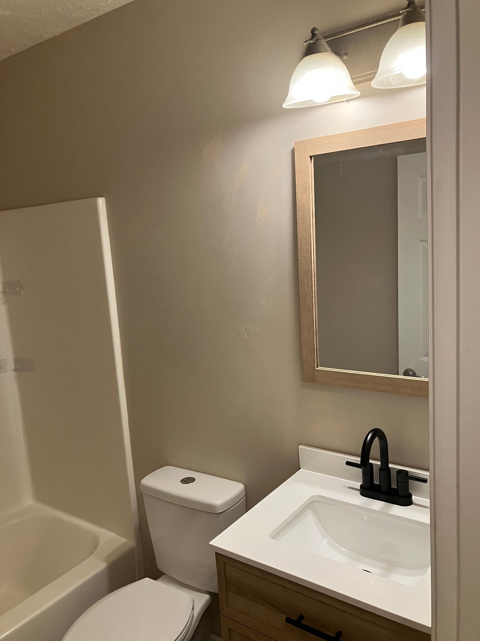 Bath Angle 2 - 237 Camelot Dr