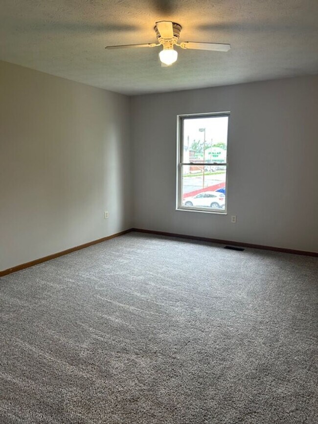 Building Photo - 2 Bedroom, 1 1/2 Bath 1500 sq. ft. Townhom...