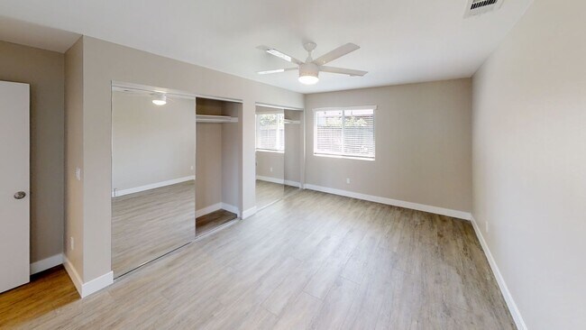 Building Photo - 5121-5123 E Falls View Dr